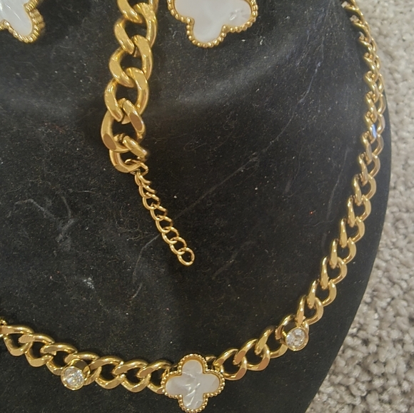 Stainless Steel- Gold and Pearl Jewelry Set with Clover Design - Picture 4 of 11